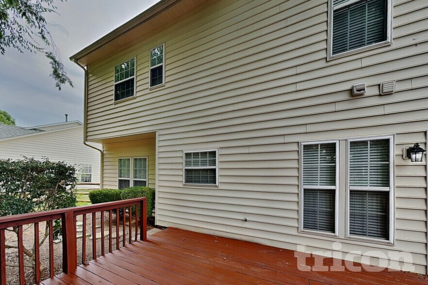 Building Photo - 1002 Hollingdale Ct