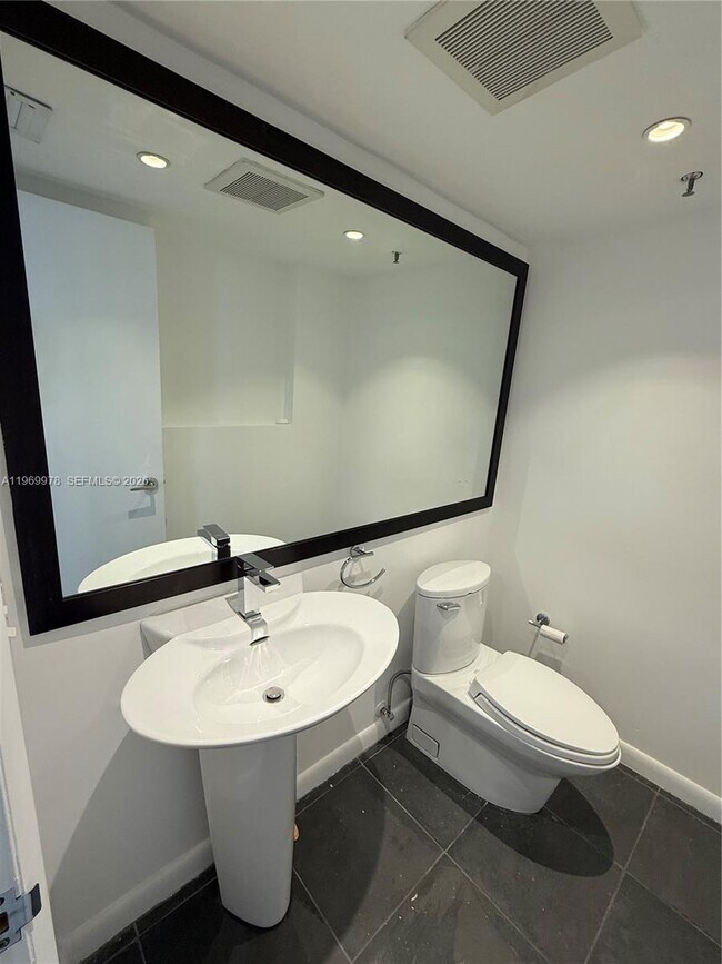 Building Photo - 801 N Venetian Dr