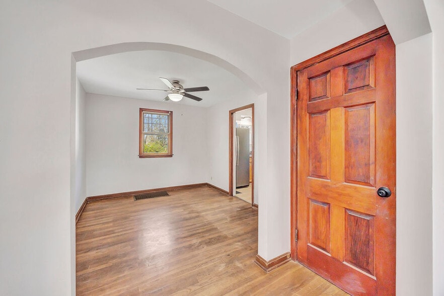 Building Photo - 8253 Brownsway Ln