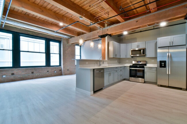 Building Photo - 11 E Illinois St