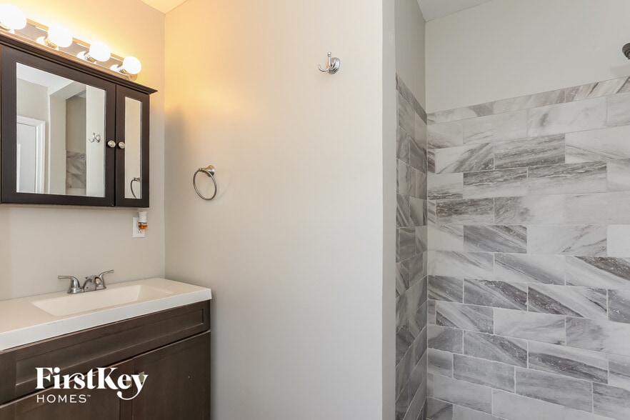 Building Photo - 2517 Columbine Dr N