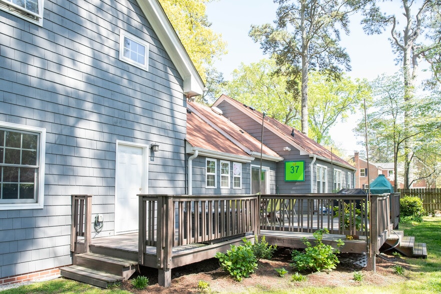Back Porch - 417 E Government Ave