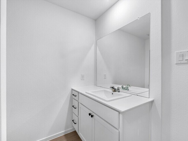 Building Photo - 25433 Carnation Ct