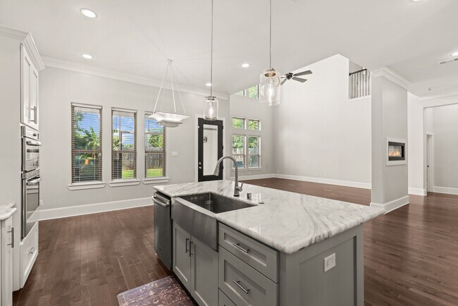 Building Photo - 8550 Ridgepoint Dr