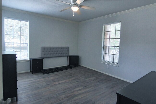 Building Photo - 2255 Braeswood Park Dr
