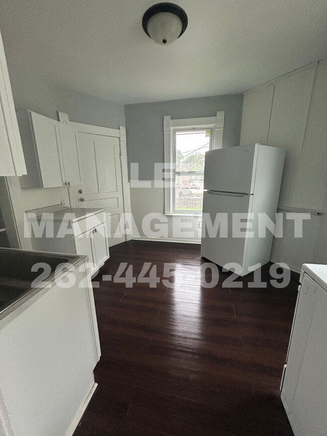 Building Photo - Spacious 3 Bedroom Upper!