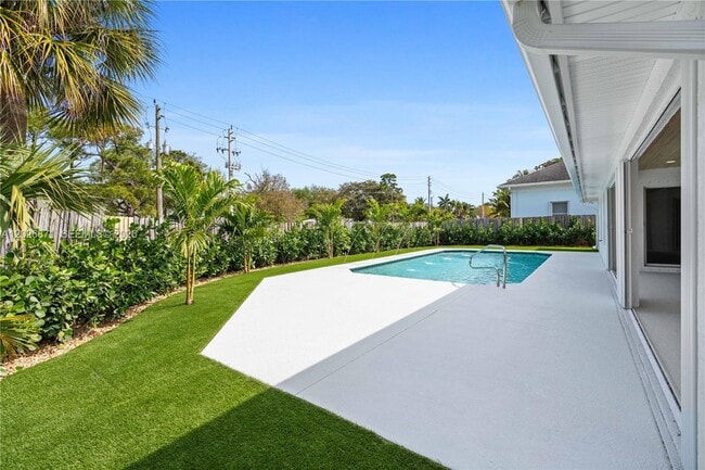 Building Photo - 5923 Loxahatchee Pines Dr