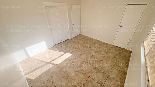 Building Photo - 2 bedroom 1.5 bathroom townhome near shopping centers and hospital! Located in the 93305 zip code...