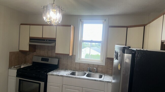 Building Photo - 399 Alden St