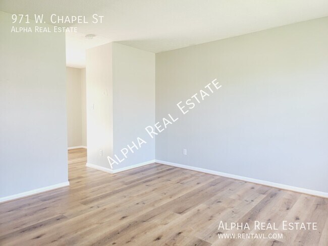 Building Photo - Pet friendly home with level fenced back y...