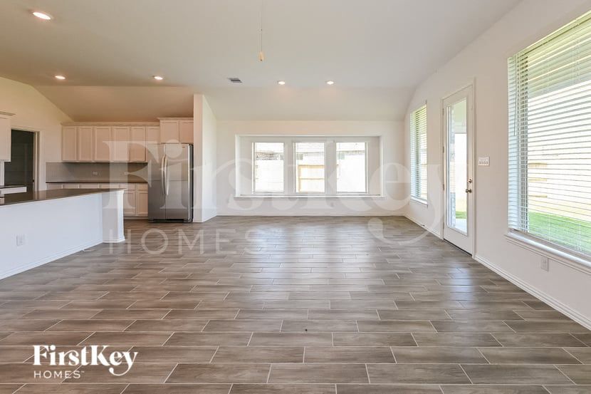 Building Photo - 14907 Lake Shore Ave