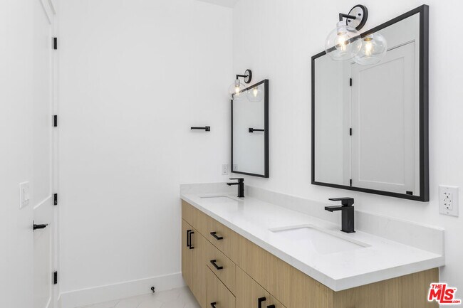 Building Photo - 5048 Cleon Ave