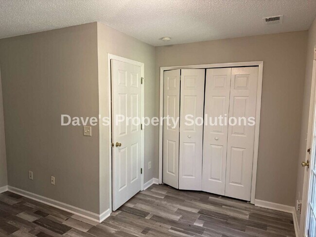 Building Photo - Beautiful and Spacious Townhome