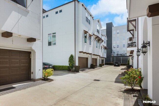 Building Photo - Stylish 3BR gated Townhome in Houston