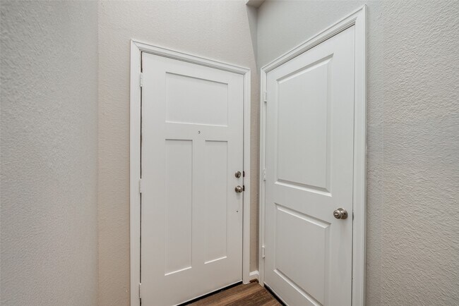 Building Photo - 237 Pk Pl Cir