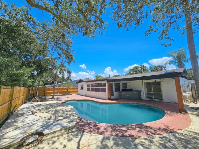 Building Photo - 608 Tangerine Ave