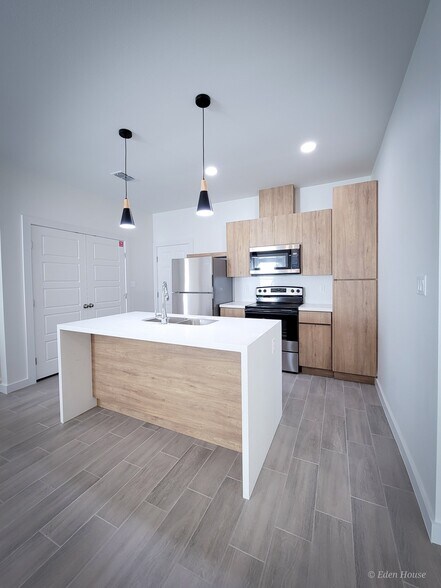 Building Photo - 1404 W Platinum Dr