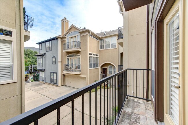 Building Photo - 3307 W Lamar St