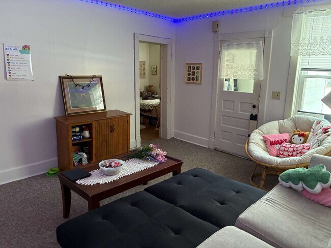 Building Photo - Awesome 2 Bed 1 Bath! Available June 1st!