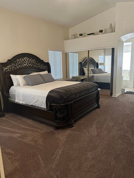 Building Photo - 10938 W Poinsettia Dr