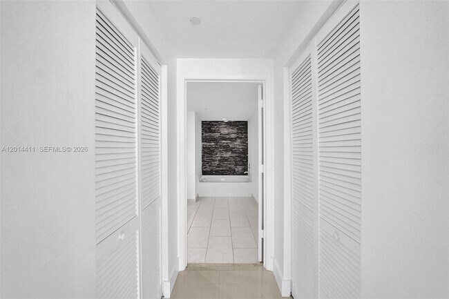 Building Photo - 950 Brickell Bay Dr