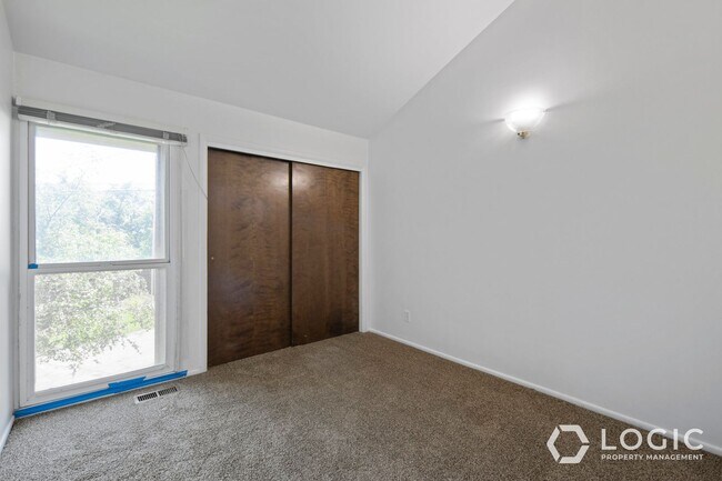Building Photo - 1815 N Woodside Dr E