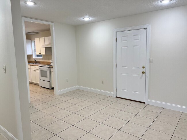 Building Photo - Central Crestview Location