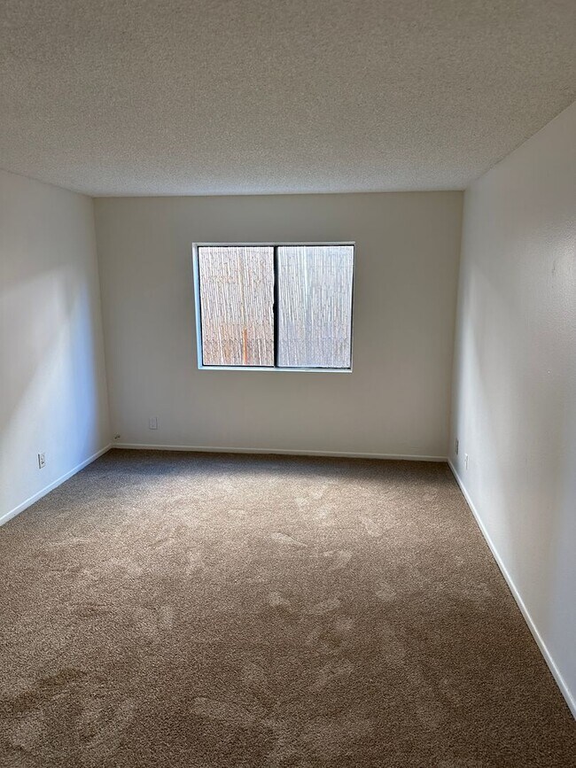 Building Photo - 2-Bedroom First-Floor Condo with Utilities Included in Los Angeles!
