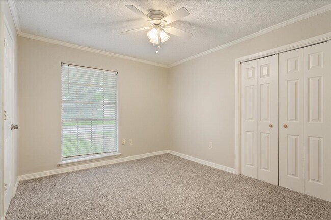 Building Photo - 5600 Lake Highlands Dr