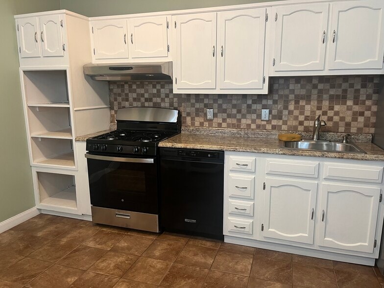 Building Photo - 478 Hermit St