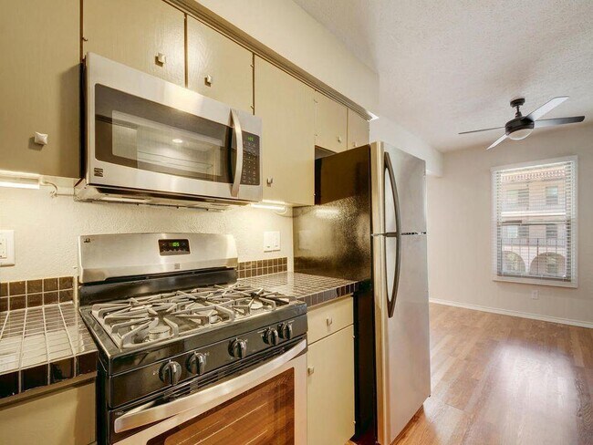 Building Photo - 505 W 7th St