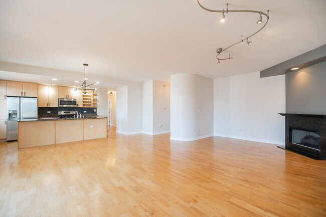 Building Photo - 680 N Green St