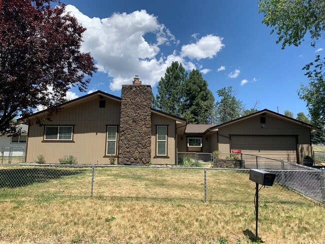 Building Photo - 3 Bedroom, 2 bath home in Sunset Village