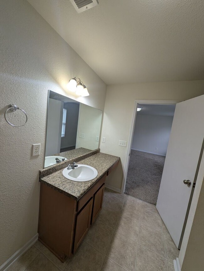 Building Photo - 204 Valleyside Dr NE