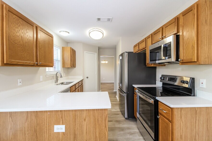 Building Photo - 501 Longshore Dr