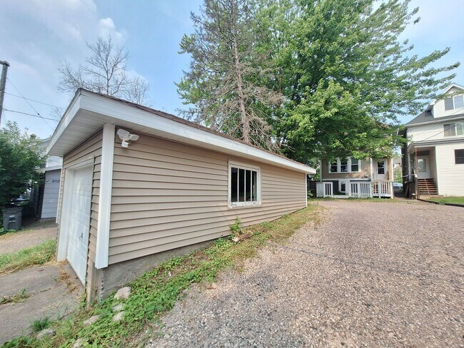 Building Photo - AVAILABLE June 1st - 6 Bedroom, 2 Bath House with Garage $200 Off First Months Rent!