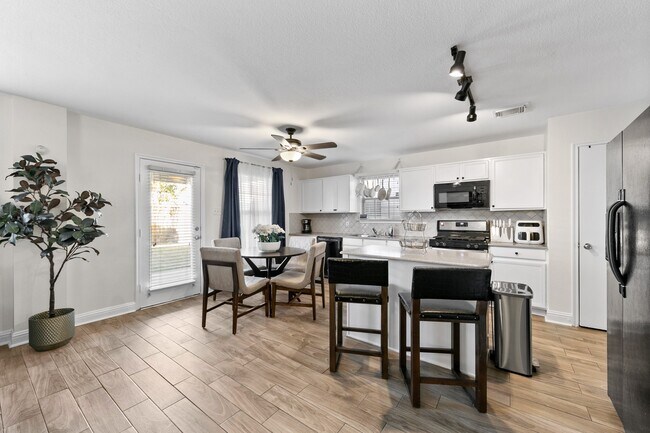 Building Photo - 2651 Skyview Shadows Ct