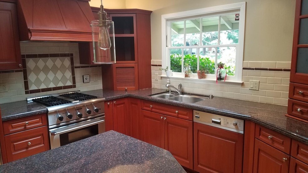 Building Photo - Spacious updated 3BR home with deck & chef’s Kitchen