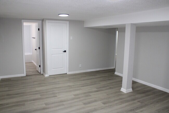 Building Photo - Spacious and beautiful 5 bedrooms and 2 full baths home located on E 47th St in Kansas City, MO