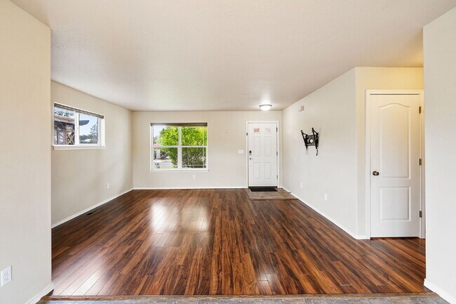 Building Photo - Spacious 3 Bed Home in Southeast Bend