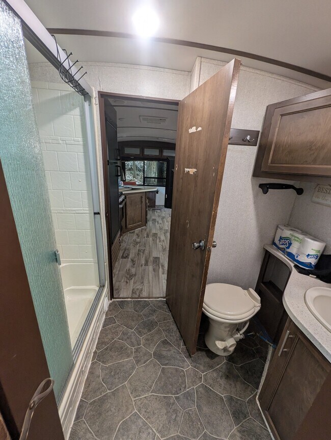 Building Photo - 300 Camelot Shore Dr