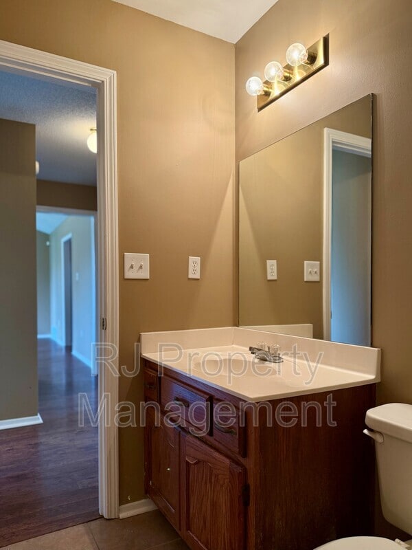 Building Photo - 6290 Oak Run Dr E