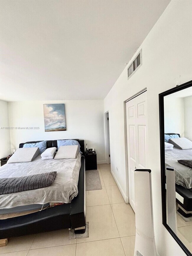 Building Photo - 801 Brickell Bay Dr
