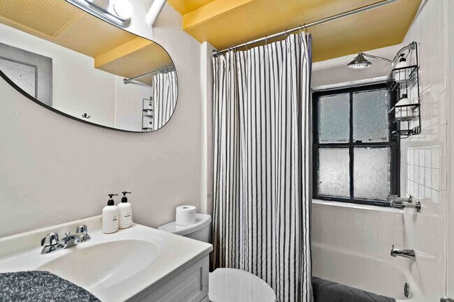 Building Photo - 3536 N Racine Ave