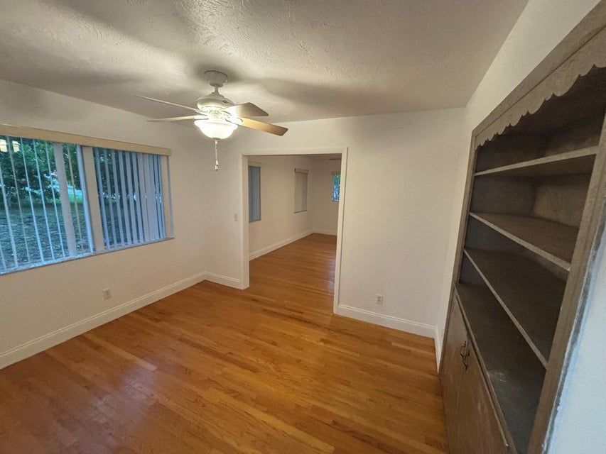 Building Photo - 117 SE 4th Ave