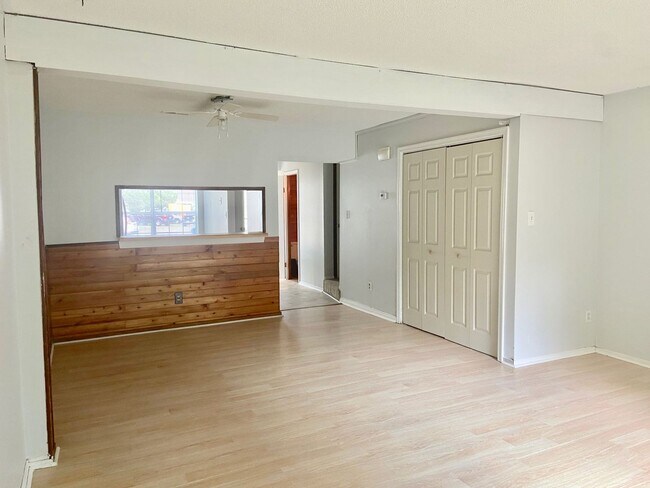 Building Photo - 2BD/ 2.5BA Townhouse near Town Center! Was...