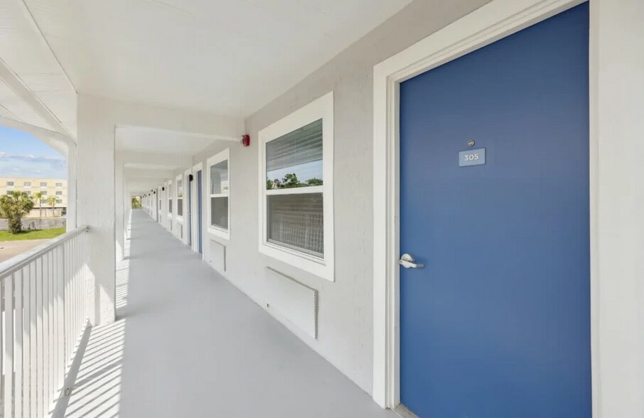 Building Photo - 6029 W Irlo Bronson Memorial Hwy