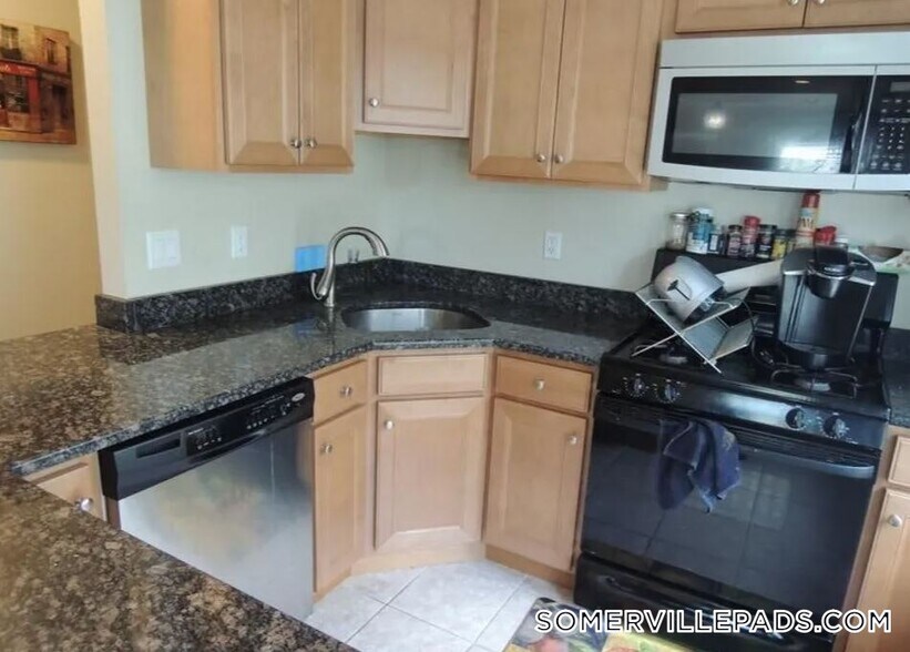 Building Photo - 27 Fairfax St