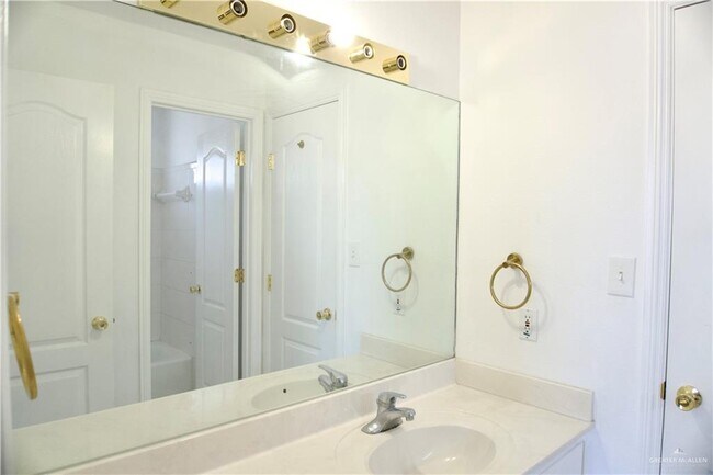 Building Photo - 26 Cedar Ave