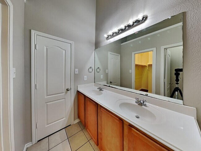 Building Photo - 8921 Highland Orchard Dr